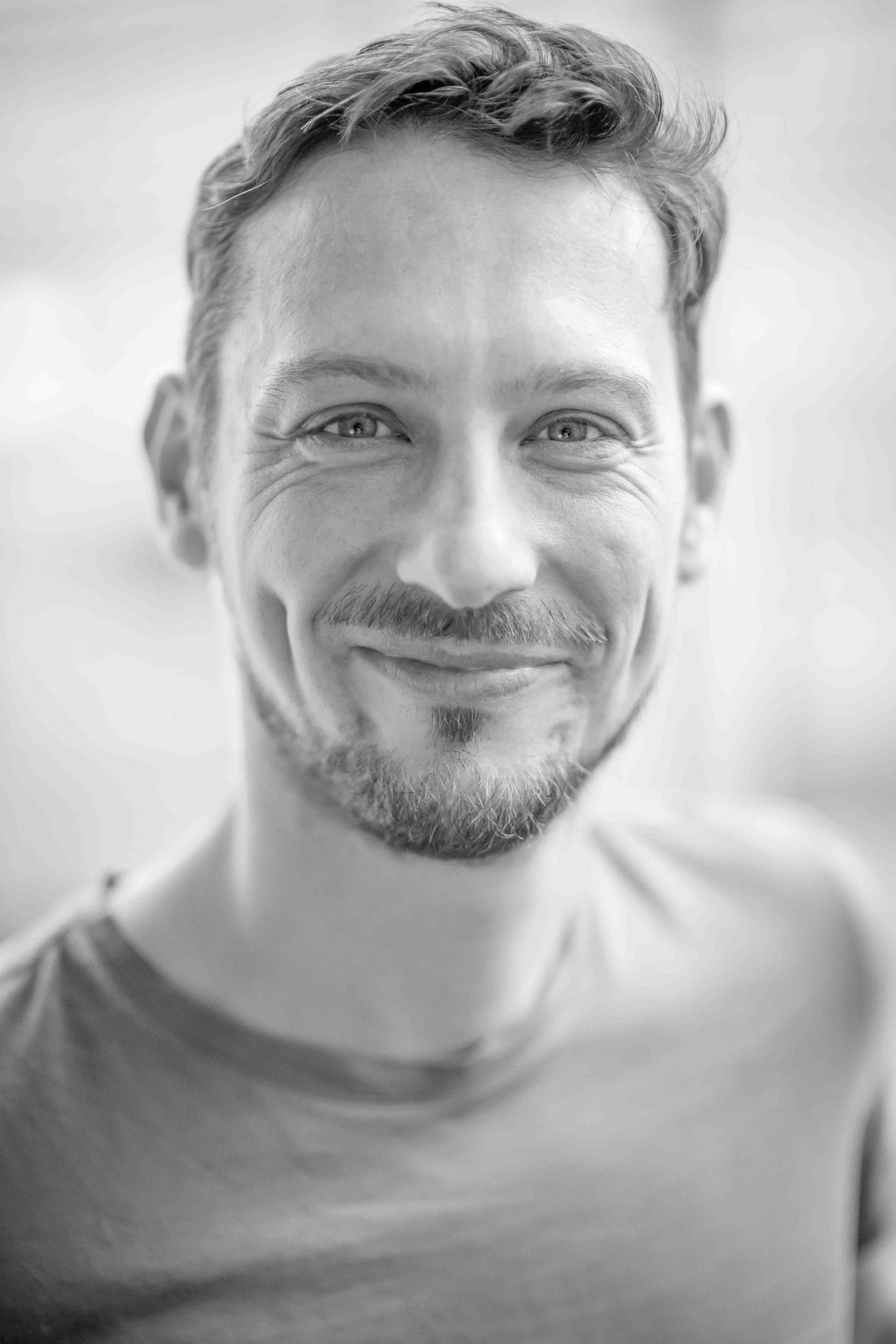 https://www.ki-kongress.at/wp-content/uploads/2025/05/Business-Portrait-Jakob-Reiter-SW-scaled.jpg